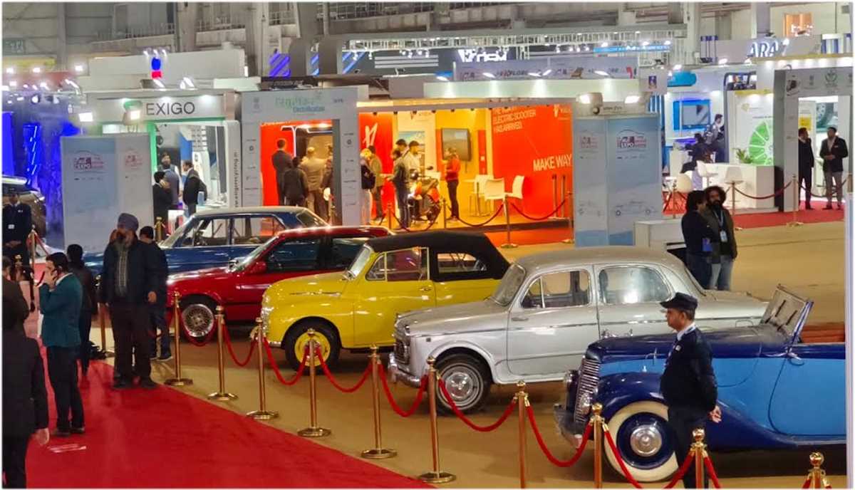 विन्टेज कार का दीदार करने के लिए लोगों की भीड़